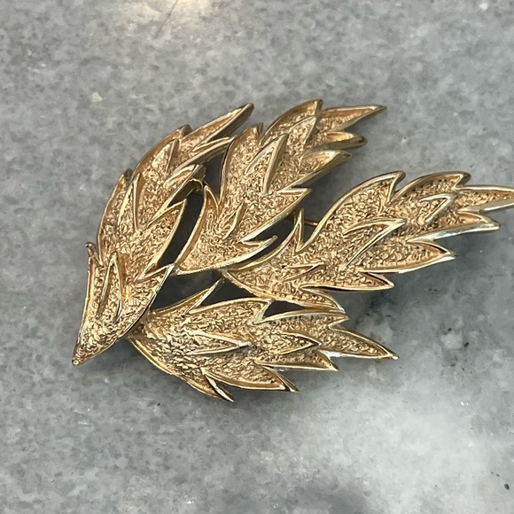 Vintage Trifari gold tone leaf brooch - Picture 1 of 5